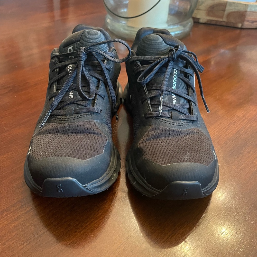 On Cloudswift Waterproof -gently used, great condition. No tears, rips or stains